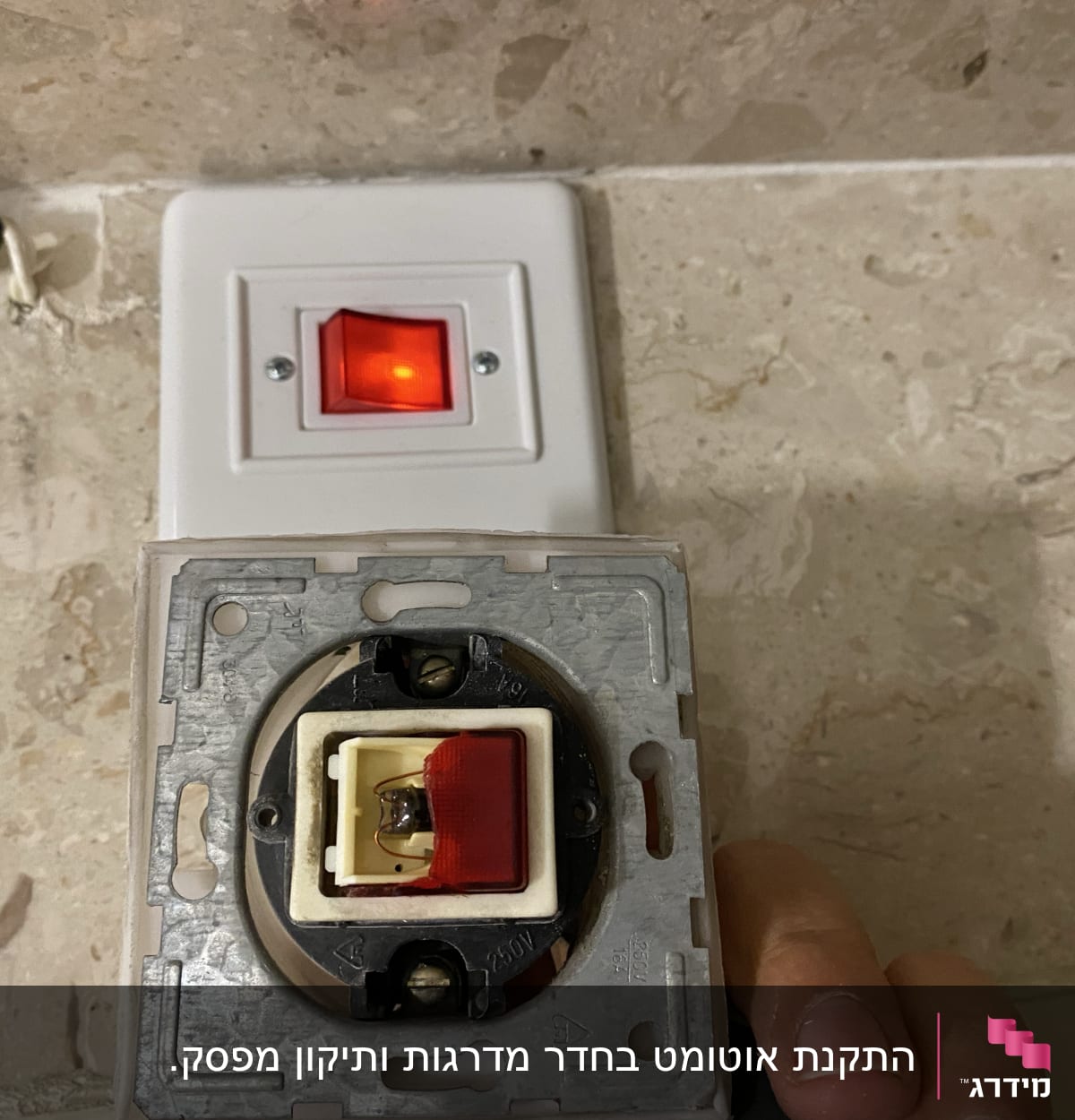 מתג חשמלי עם נורית חיווי אדומה מוארת